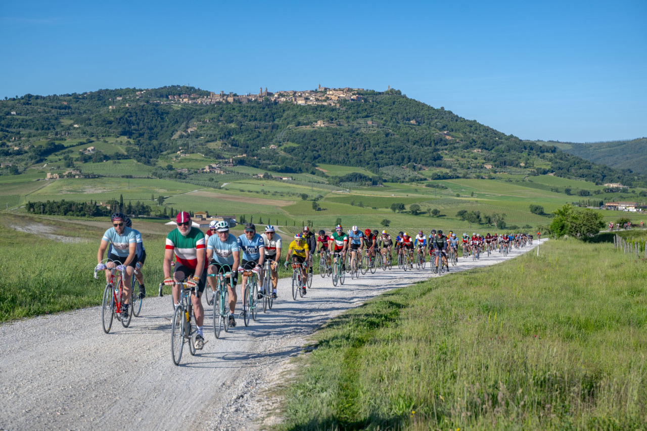 Le colline intorno a Montalcino cambiano colore e le strade tornano a riempirsi di ciclisti