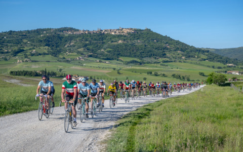 Le colline intorno a Montalcino cambiano colore e le strade tornano a riempirsi di ciclisti