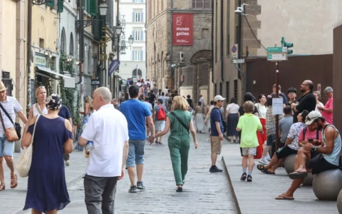 Firenze, centro storico congestionato dai mezzi per il rifornimento dei locali