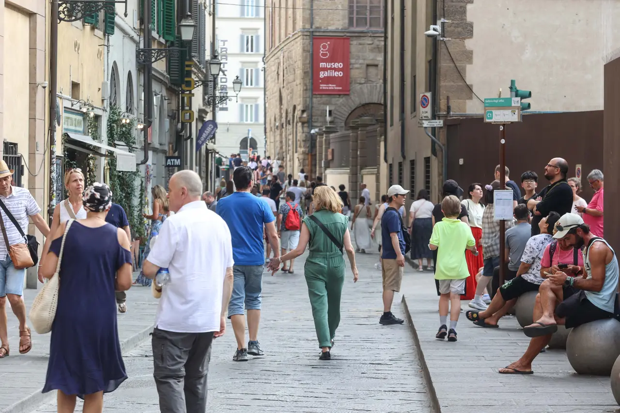 Firenze, centro storico congestionato dai mezzi per il rifornimento dei locali