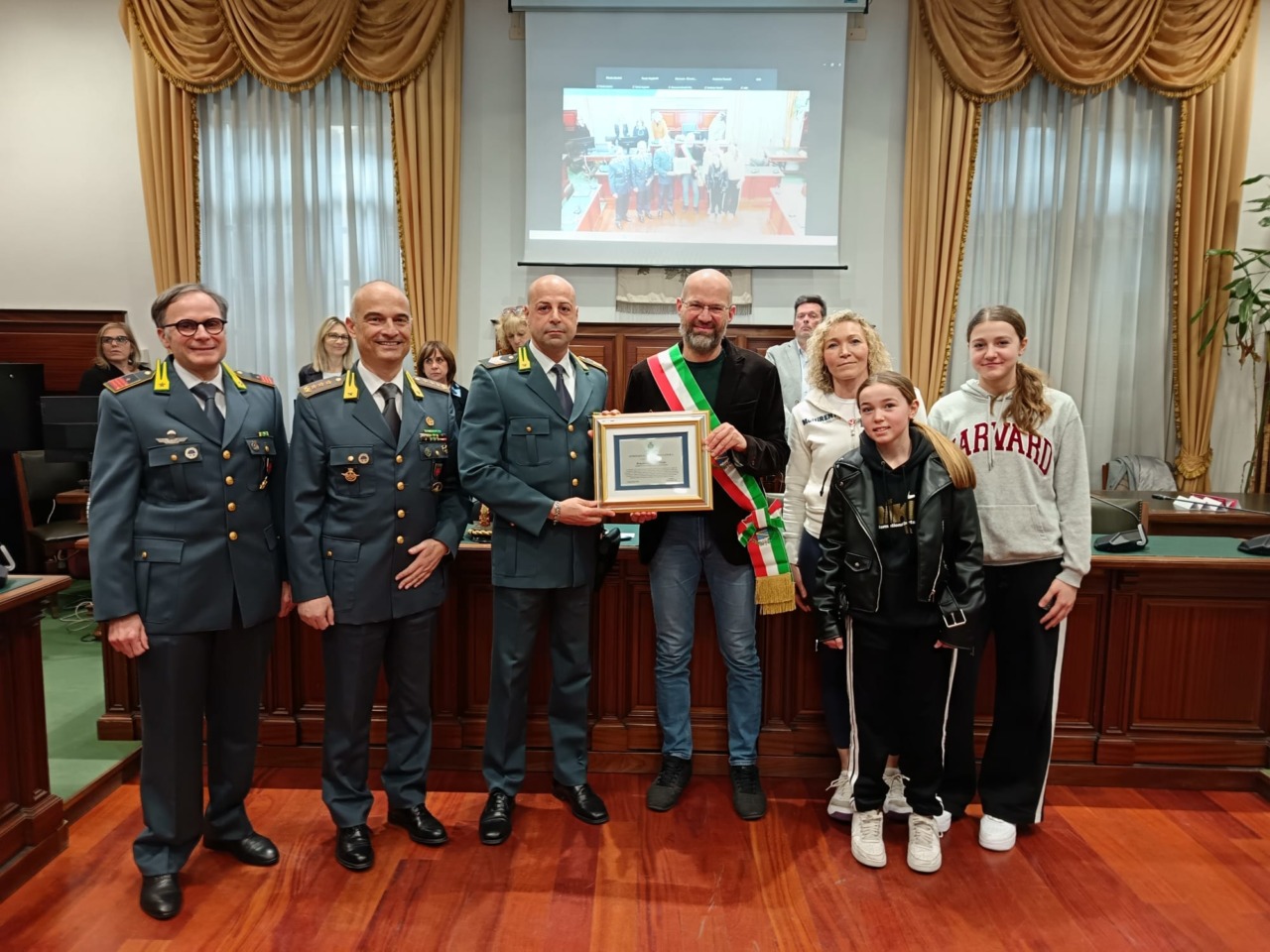 Salvò una bambina dall’attacco di tre cani: Cascina premia il brigadiere eroe