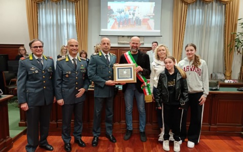 Salvò una bambina dall’attacco di tre cani: Cascina premia il brigadiere eroe