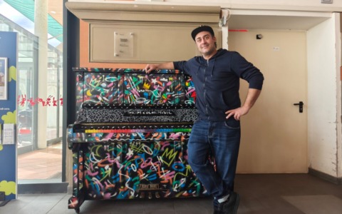 All’ingresso del Meyer un coloratissimo pianoforte donato dall’artista Skim