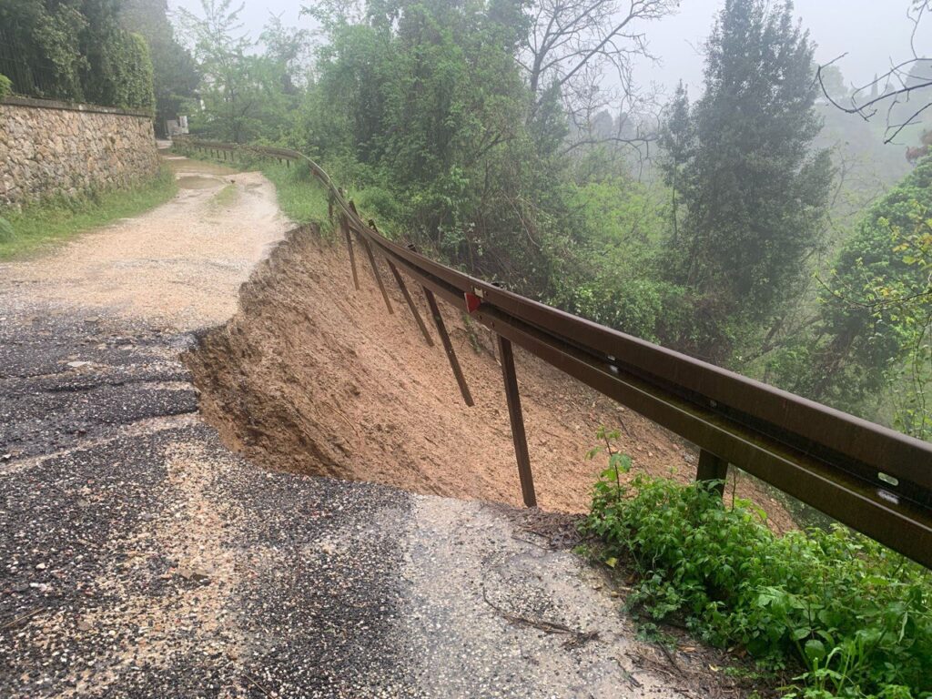 Cinigiano (Grosseto), frana la strada del Mulinello: stop al traffico