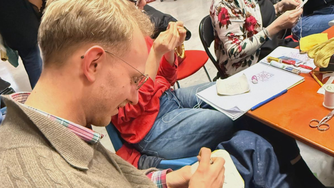 Un giovane sarto alle prese con il Punto Tavarnelle