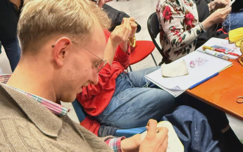 Un giovane sarto alle prese con il Punto Tavarnelle