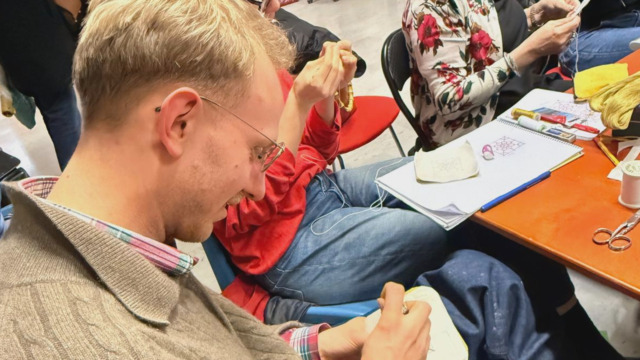 Un giovane sarto alle prese con il Punto Tavarnelle