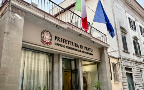 Controlli a tappeto a Prato: stanze-dormitorio ricavate tra i macchinari e 32 persone al lavoro in nero