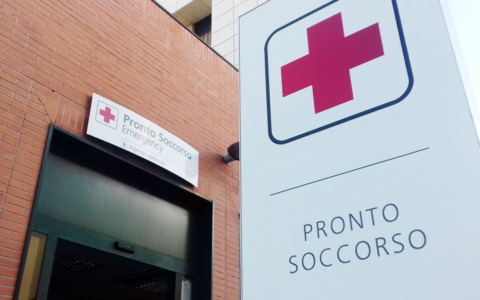 Terrore al pronto soccorso: sottrae la pistola al vigilante ed esplode 3 colpi