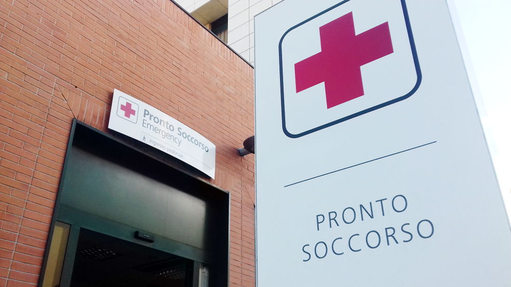 Terrore al pronto soccorso: sottrae la pistola al vigilante ed esplode 3 colpi