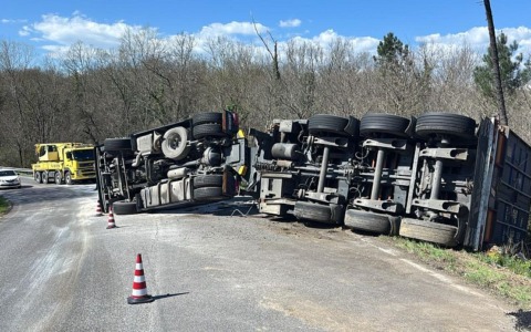 Fucecchio, tir si ribalta sulla via Romana Lucchese: strada chiusa