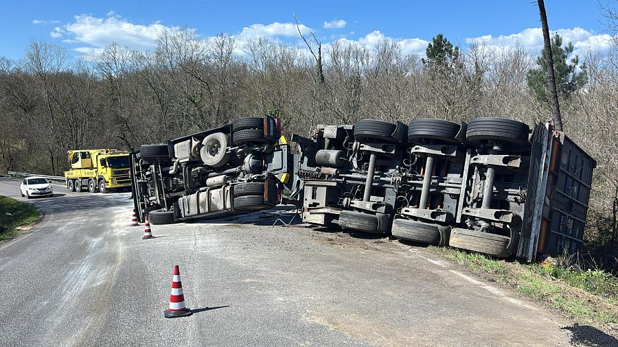 Fucecchio, tir si ribalta sulla via Romana Lucchese: strada chiusa