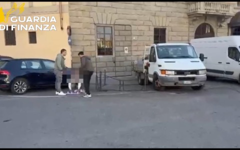 Firenze, stop al “gioco delle tre carte”: cinque denunce e due fogli di via