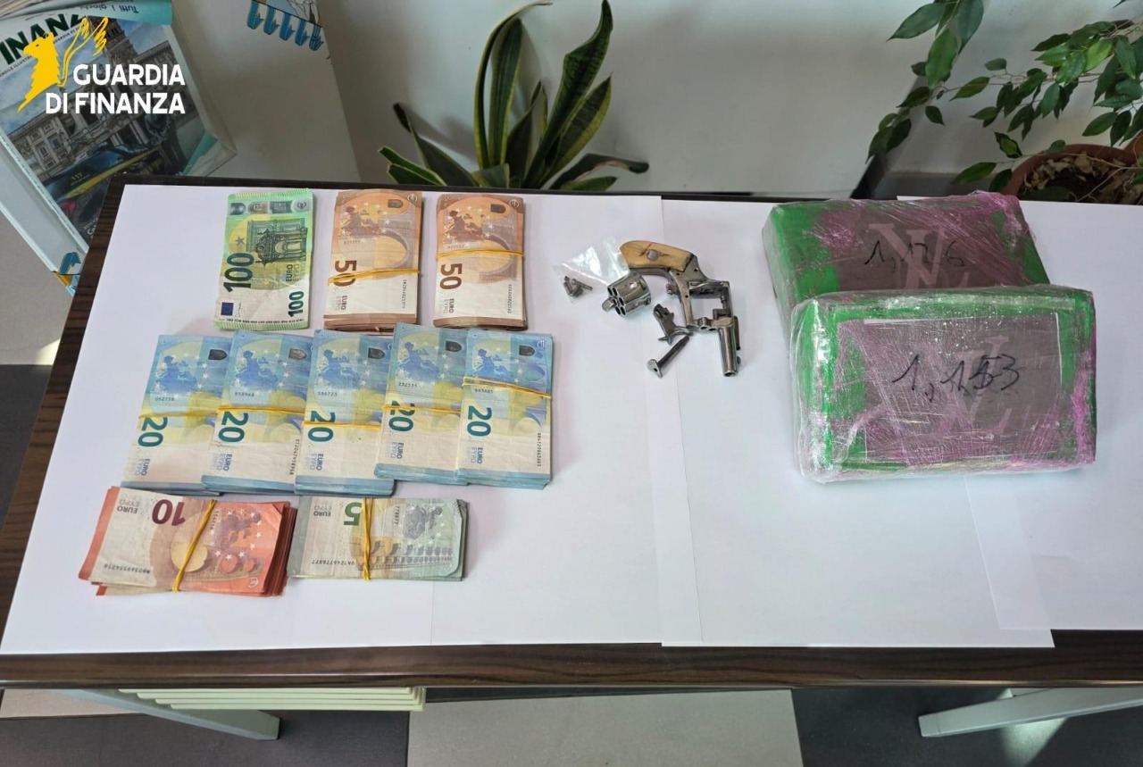 Cocaina, 10mila euro in contanti e pistola, due arresti