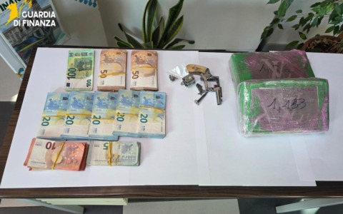 Cocaina, 10mila euro in contanti e pistola, due arresti
