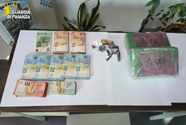Cocaina, 10mila euro in contanti e pistola, due arresti