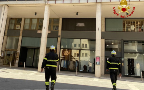 Paura ad Arezzo, palazzina a rischio crollo: evacuata l’area in centro