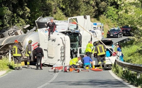 Maxi-incidente nel pisano: cisterna ribaltata, tre feriti