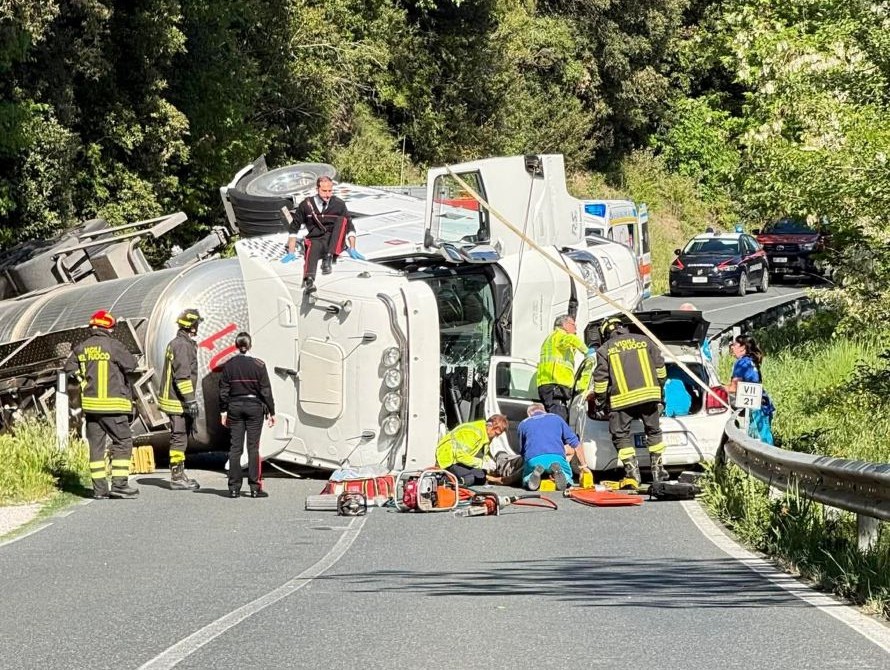 Maxi-incidente nel pisano: cisterna ribaltata, tre feriti