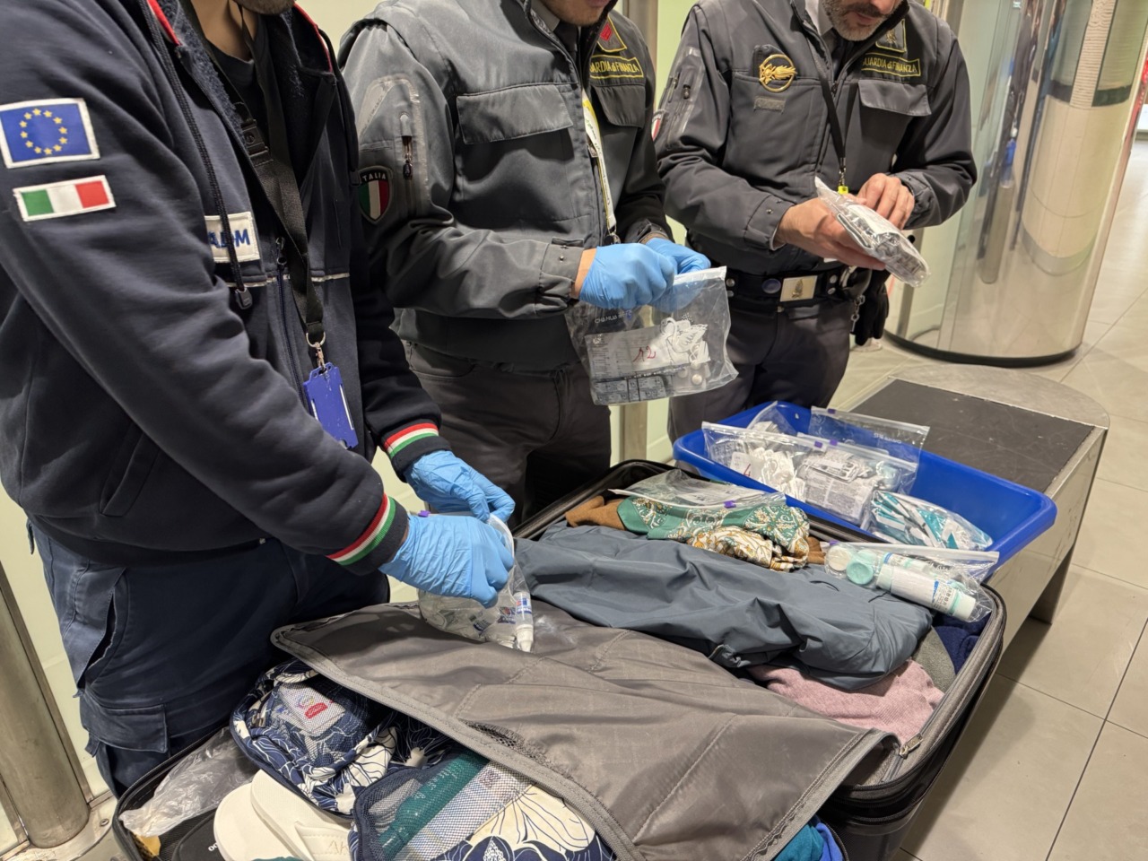 Viagra, dimagranti e steroidi illegali, maxi sequestro al “Vespucci”