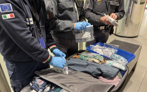 Viagra, dimagranti e steroidi illegali, maxi sequestro al “Vespucci”