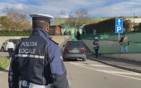 Tragedia all’asilo nido di Soci (Arezzo): abbattuta la pianta che fu fatale al piccolo Leo Ricci