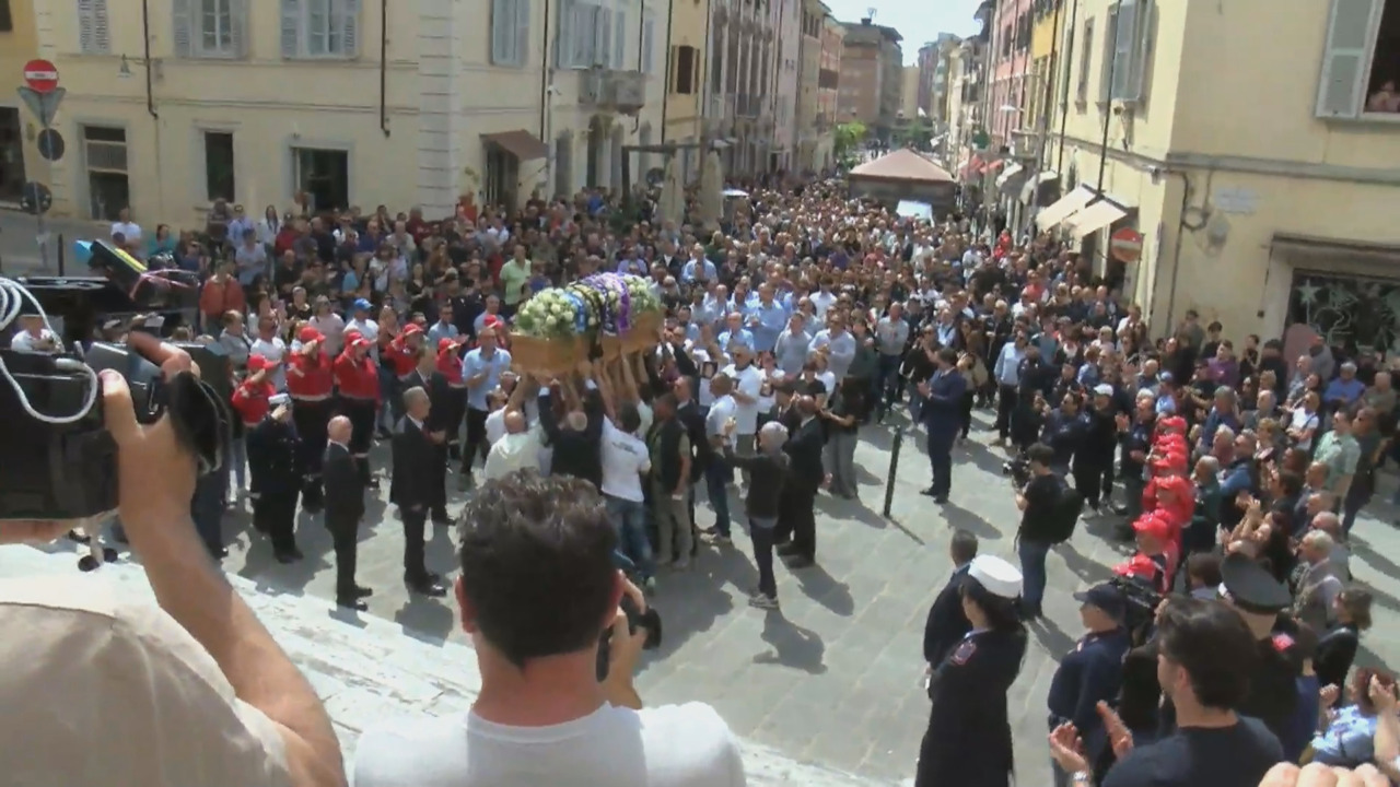 Fiori, sciarpe viola e canzoni. Migliaia al funerale di Giacomo Bongiorni