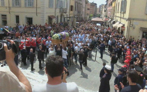 Fiori, sciarpe viola e canzoni. Migliaia al funerale di Giacomo Bongiorni