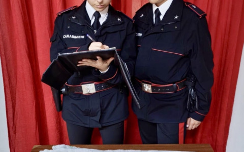 “Tuo marito ha fatto una rapina”: le portano via 25mila euro in oro, ma il finale è clamoroso