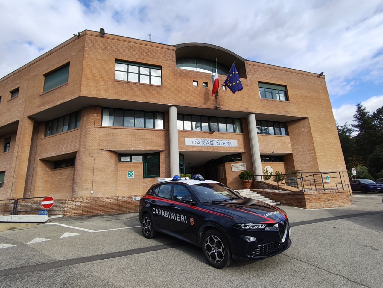 Spaccio nei boschi del Senese, scoperto un bivacco nascosto tra la vegetazione