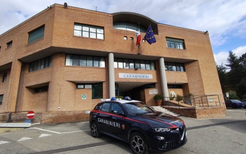 Spaccio nei boschi del Senese, scoperto un bivacco nascosto tra la vegetazione