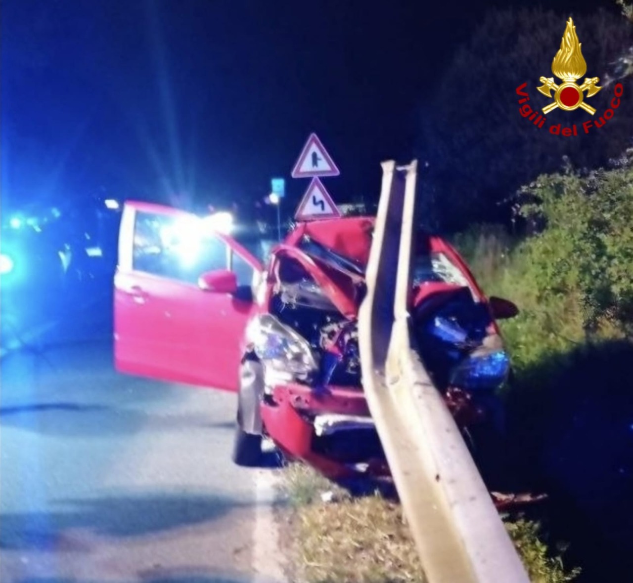 Lucca, auto contro un guard rail nella notte: il conducente in ospedale