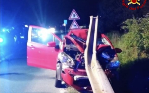 Lucca, auto contro un guard rail nella notte: il conducente in ospedale