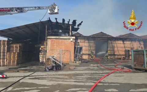 Segromigno (Lucca), incendio distrugge un magazzino di fiori secchi