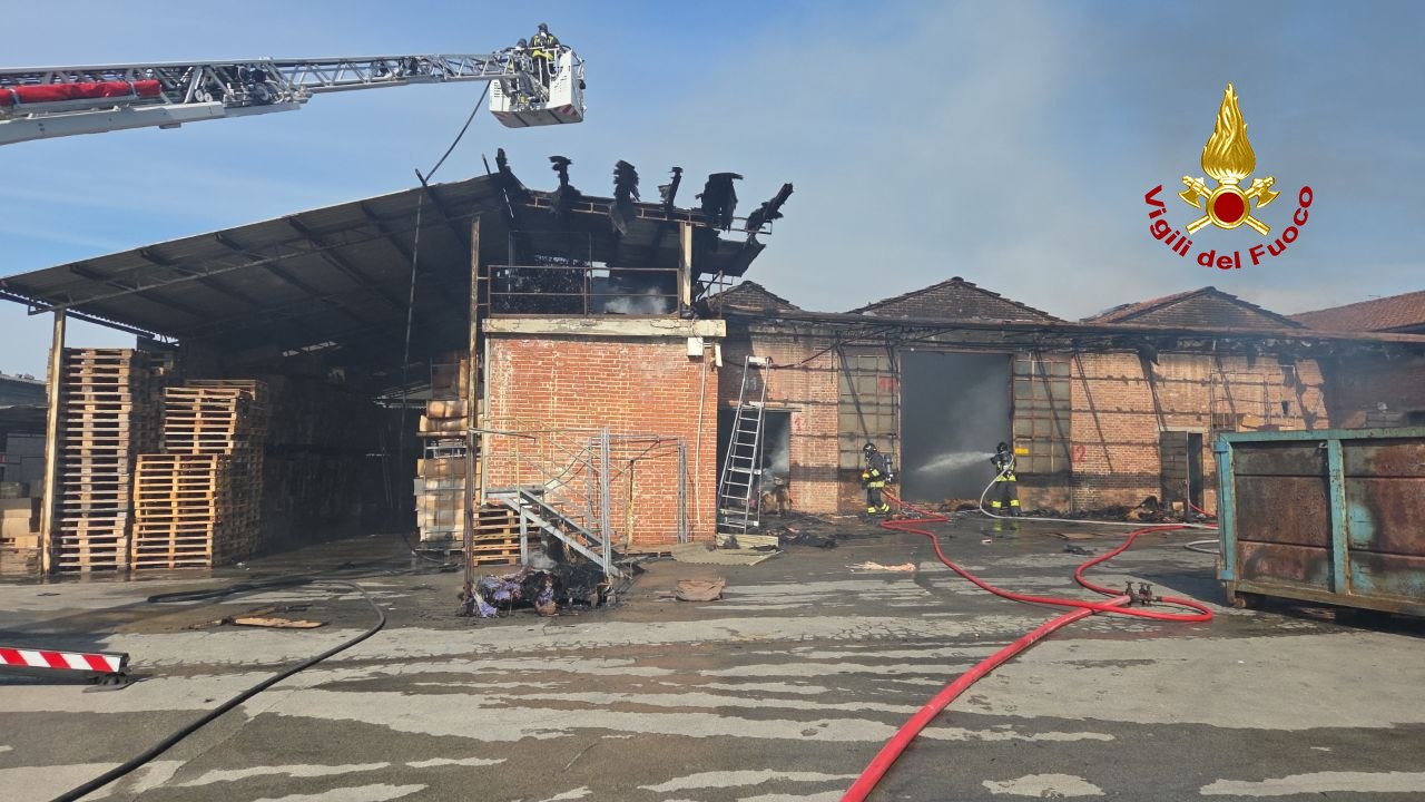 Segromigno (Lucca), incendio distrugge un magazzino di fiori secchi
