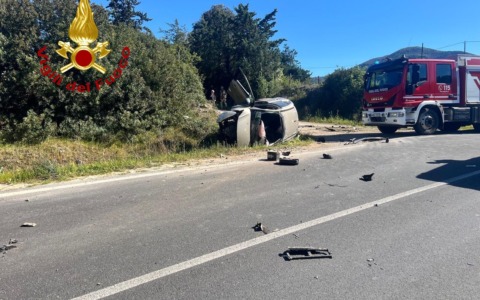 Auto ribaltata sulla strada del Puntone