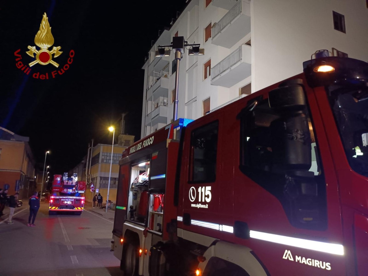 Fiamme nel vano contatori condominiale