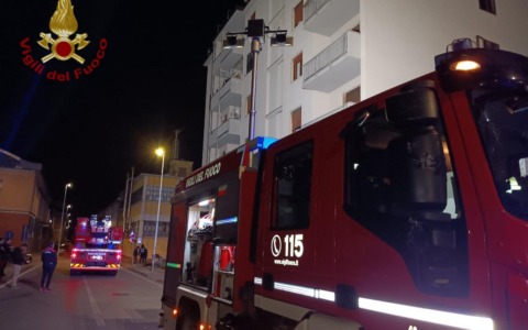 Fiamme nel vano contatori condominiale