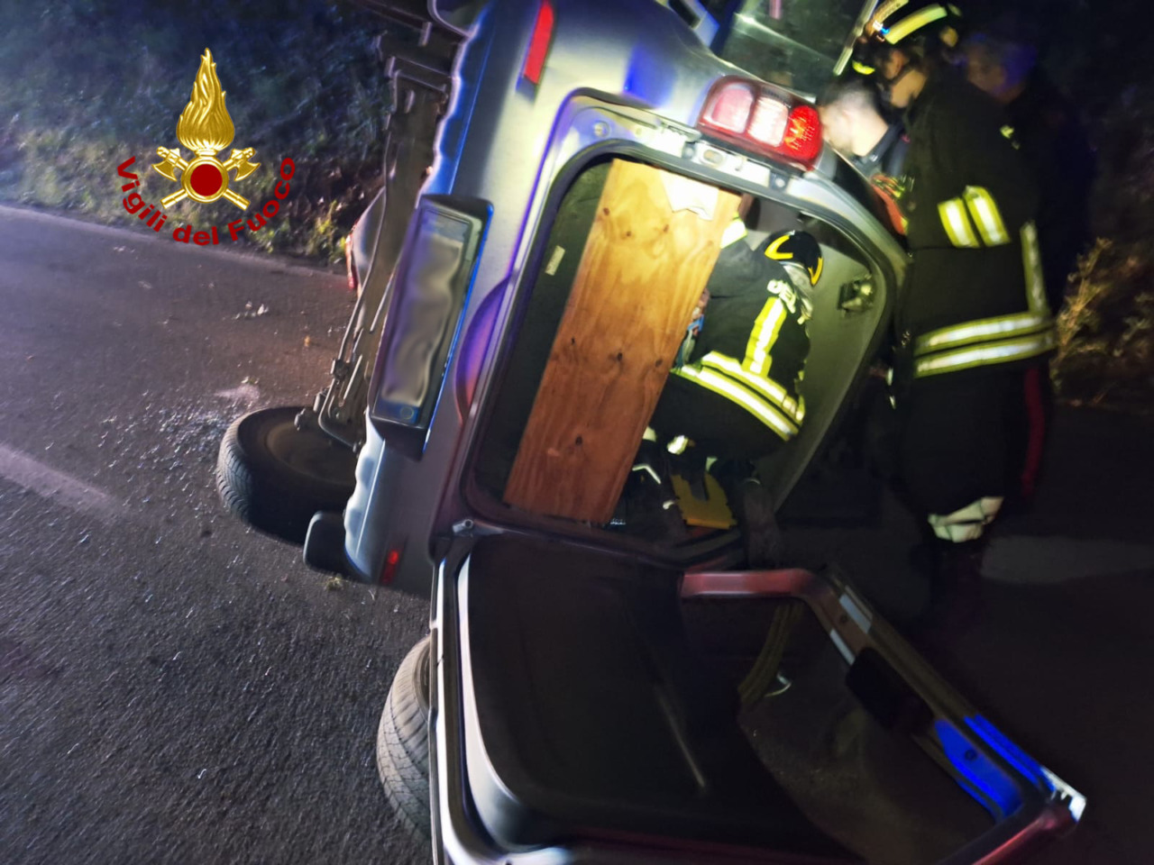 Auto a Gpl si ribalta lungo la Cassia