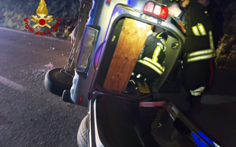 Auto a Gpl si ribalta lungo la Cassia