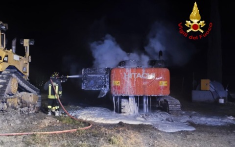 Incendio notturno in un’azienda agricola