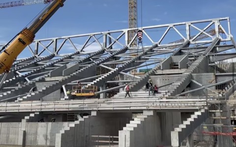Stadio Franchi, la nuova Curva Fiesole prende forma: iniziata la posa dei gradoni