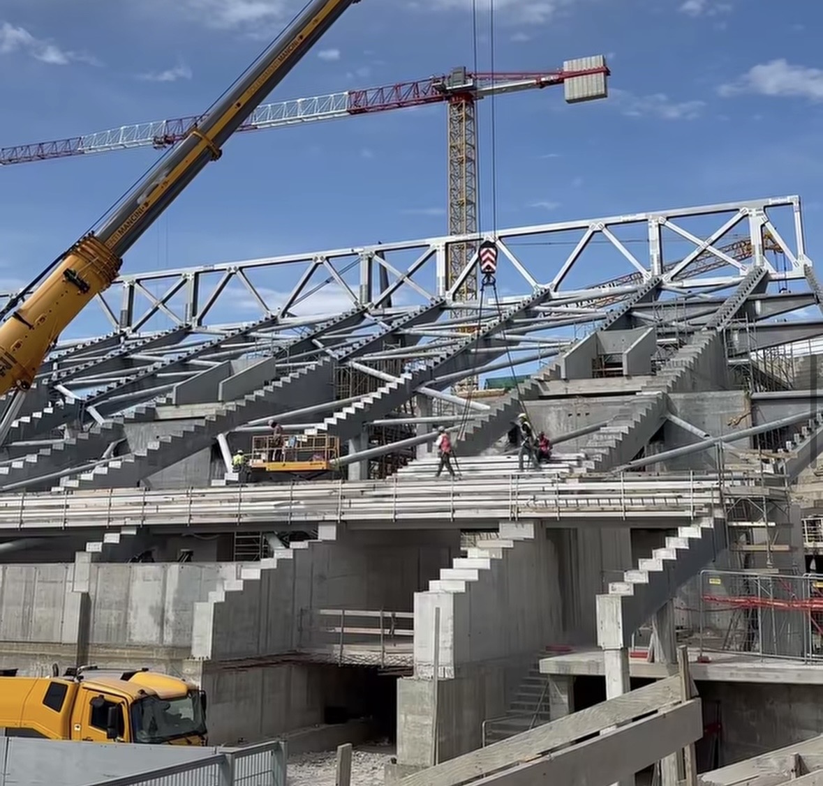 Stadio Franchi, la nuova Curva Fiesole prende forma: iniziata la posa dei gradoni