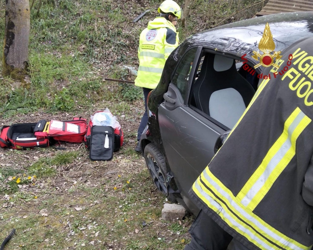 Incidente sulla statale 73: conducente liberato dal proprio abitacolo