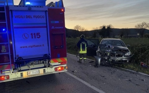Tragico scontro moto-auto: muore uomo di 48 anni