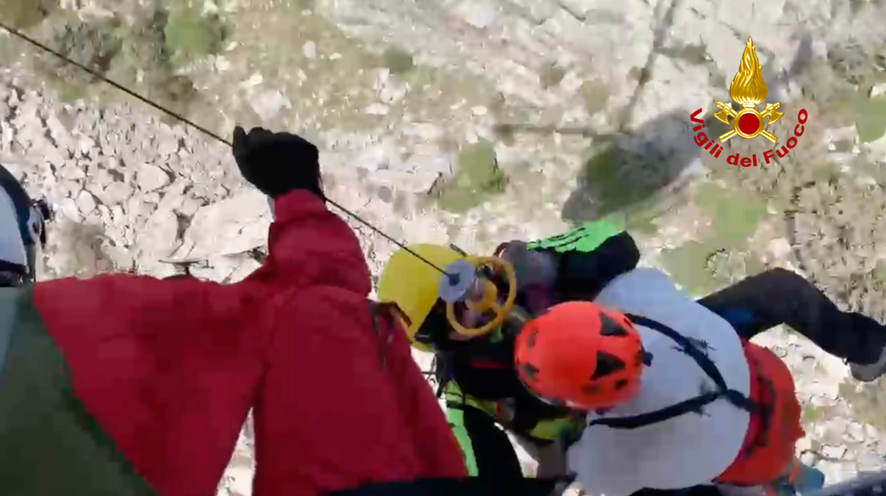 Paura sul Monte Capanne: tradito dal sentiero, finisce in un dirupo durante l’escursione in solitaria/IL VIDEO