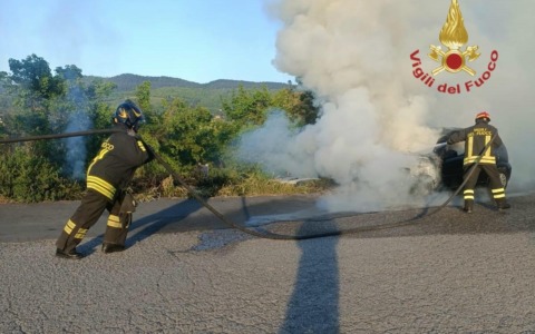 Arezzo, auto in fiamme nella notte: nessun ferito