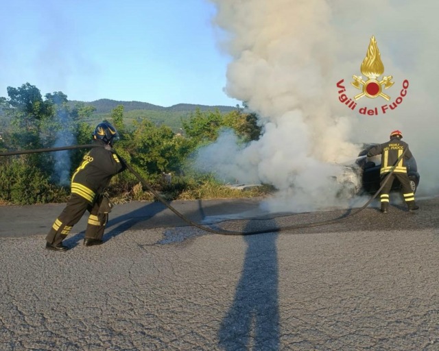 Arezzo, auto in fiamme nella notte: nessun ferito