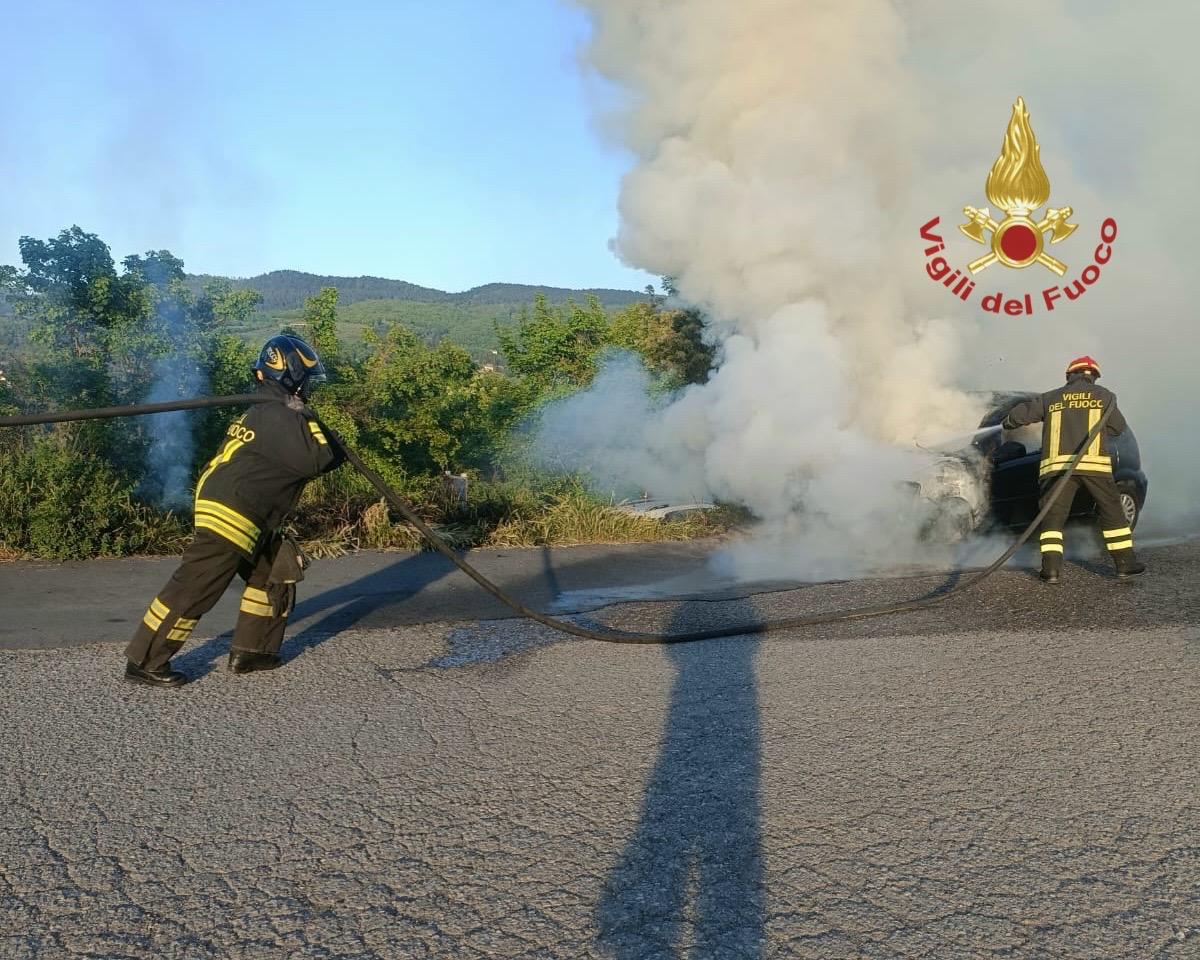 Arezzo, auto in fiamme nella notte: nessun ferito