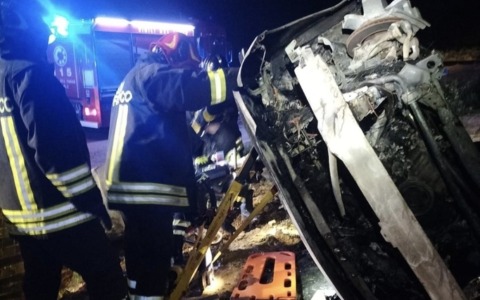Schianto nella notte a Sovicille, auto si ribalta e prende fuoco: muore 37enne